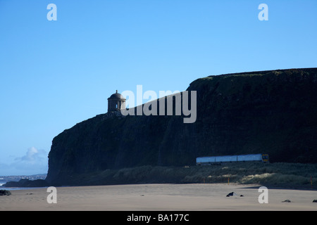 Zug vorbei an Benone Strand und Mussenden Temple auf Klippe Abfahrt Grafschaft Londonderry Derry Nordirland Stockfoto