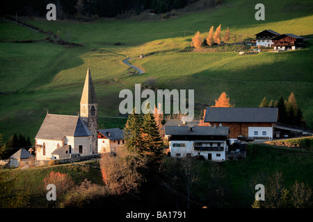 die Kirche von Sankt Magdalena im Dorf von Sankt Magdalena Villnößtal Val di Funes Trentino Italien Stockfoto