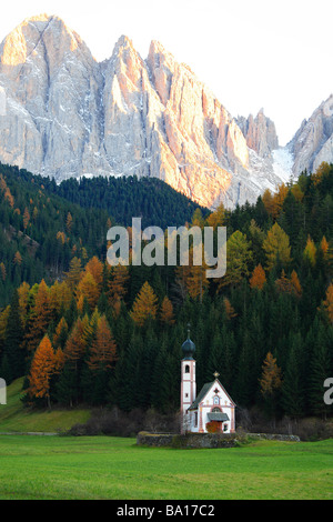 Kirche Ranuikirch St. Johann in der Nähe von Sankt Magdalena Santa Maddalena in der Val di Funes Villnößtal Val di Funes Trentino Italien Stockfoto