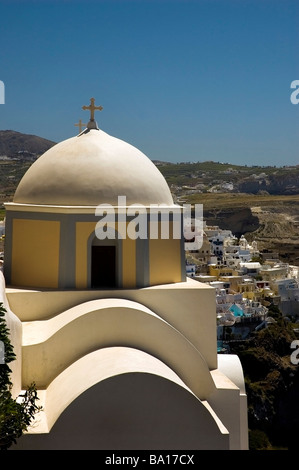 bunten Kuppelkirche Santorini mit Blick auf Mittelmeer mit Fira im Hintergrund Stockfoto
