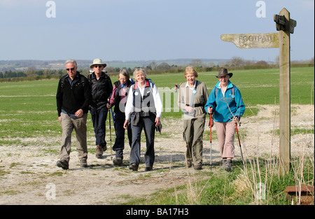 Gruppe von Wanderern, die zu Fuß in Hampshire, England UK Stockfoto