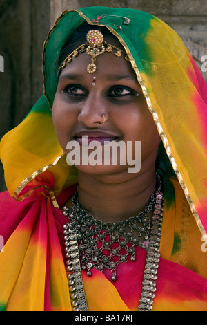 Junge indische Frau in traditioneller Kleidung in Udaipur, Rajasthan Zustand, Indien Stockfoto
