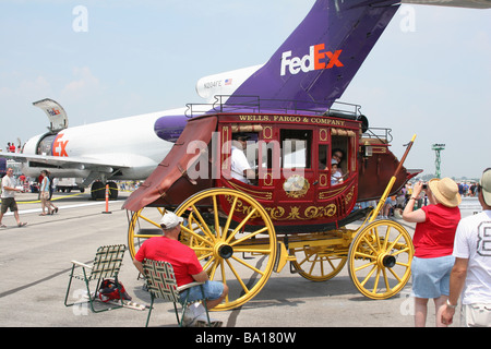 Postkutsche der Wells Fargo und Unternehmen mit FedEx Frachtflugzeug in Dayton Air Show Vandalia Ohio angezeigt Stockfoto