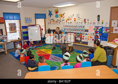 Stellvertreter des Polizeichefs und Besuch einer Kindergartengruppe in Kreta, Nebraska k-9. Stockfoto