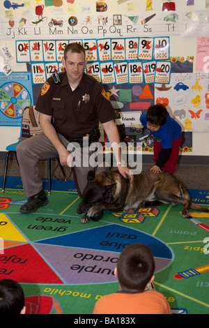 Stellvertreter des Polizeichefs und Besuch einer Kindergartengruppe in Kreta, Nebraska k-9. Stockfoto