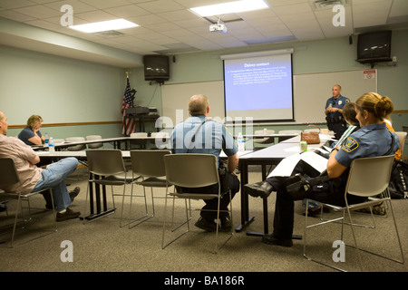 Briefing vor Nüchternheit Prüfpunkt in ländlichen amerikanischen Kleinstadt. In Zusammenarbeit mit MADD, Mütter gegen Trunkenheit am Steuer. Stockfoto