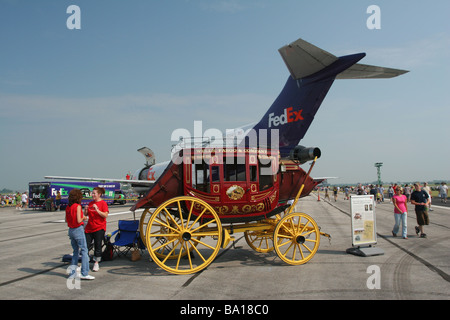 Postkutsche der Wells Fargo und Unternehmen mit FedEx Frachtflugzeug in Dayton Air Show Vandalia Ohio angezeigt Stockfoto