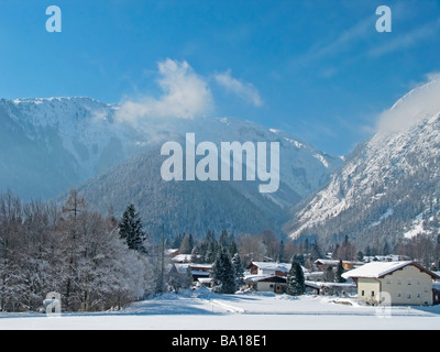 Schönes Dorf an den Aufnahmen der Tiroler Bergen in blauen Ski Wintertag, Achensee, Alpen, Stockfoto