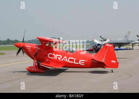 Sean D Tucker mit Oracle Kunstflug Flugzeug in Dayton Air Show Vandalia Ohio Stockfoto