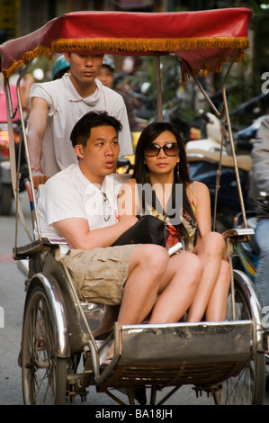 Touristen in einem Cyclo in Hanoi Vietnam Stockfoto