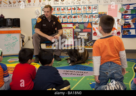 Stellvertreter des Polizeichefs und Besuch einer Kindergartengruppe in Kreta, Nebraska k-9. Stockfoto