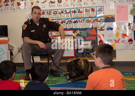 Stellvertreter des Polizeichefs und Besuch einer Kindergartengruppe in Kreta, Nebraska k-9. Stockfoto