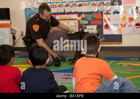 Stellvertreter des Polizeichefs und Besuch einer Kindergartengruppe in Kreta, Nebraska k-9. Stockfoto