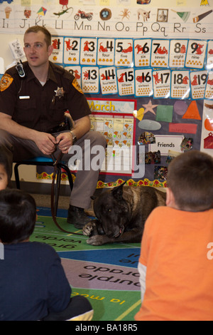 Stellvertreter des Polizeichefs und Besuch einer Kindergartengruppe in Kreta, Nebraska k-9. Stockfoto