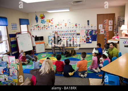 Stellvertreter des Polizeichefs und Besuch einer Kindergartengruppe in Kreta, Nebraska k-9. Stockfoto