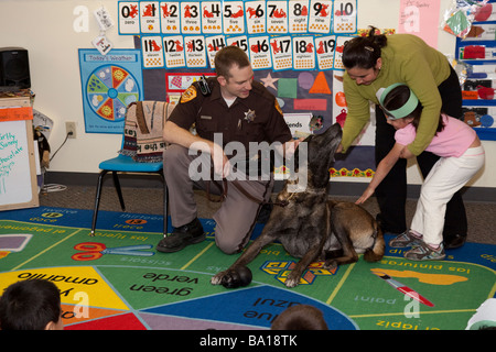 Stellvertreter des Polizeichefs und Besuch einer Kindergartengruppe in Kreta, Nebraska k-9. Stockfoto