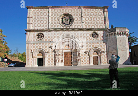 Das Kirchenschiff der 13. Jahrhundert rosa und weißen Stein Basilika von Santa Maria di Collemaggio zerbröckelte in dem Erdbeben 04.06.09 Stockfoto