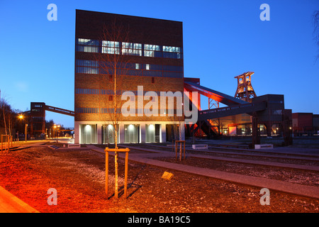 UNESCO World Heritage Site ehemaligen Kohle mine Zeche Zollverein. Ausstellungshallen in der Kohlewaesche. Rot beleuchtete Rolltreppe, Essen Stockfoto