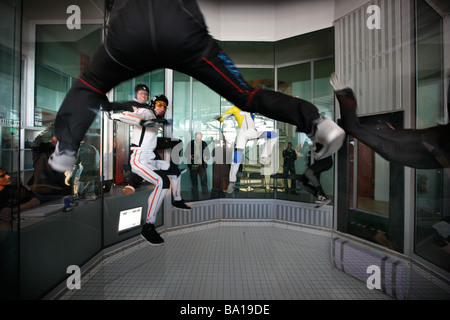 Indoor Skydiving-Simulator, Freifall-Simulation von einem Skydive. Ein indoor Windkanal in Bottrop, Deutschland. Stockfoto