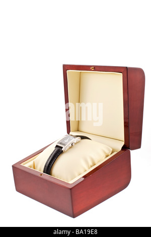 weibliche silberne Uhr in Holz Geschenkbox auf weißem Hintergrund Stockfoto