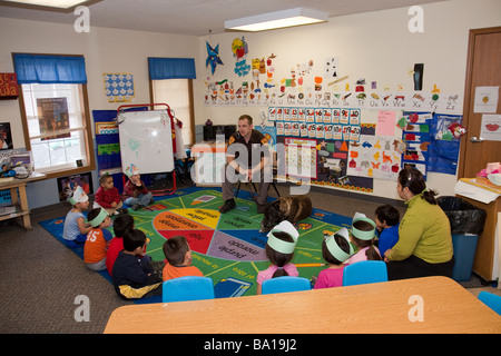 Stellvertreter des Polizeichefs und Besuch einer Kindergartengruppe in Kreta, Nebraska k-9. Stockfoto