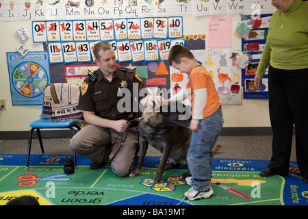 Stellvertreter des Polizeichefs und Besuch einer Kindergartengruppe in Kreta, Nebraska k-9. Stockfoto