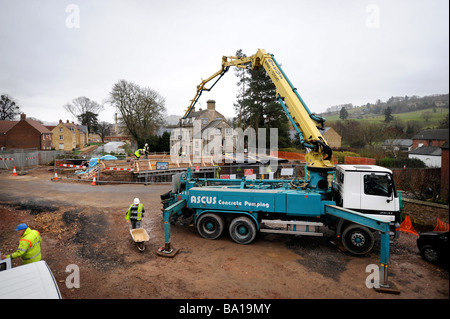 ARBEITER, DIE NIVELLIERUNG MIT ÖL MÜHLEN BRÜCKE IN DER NÄHE VON STONEHOUSE ALS TEIL DER WIEDERHERSTELLUNG AUF STROUDWATER NAVIGA FUNKTIONIERT KONKRETE GEPUMPT Stockfoto