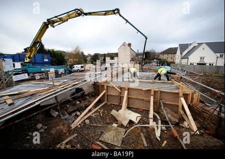 ARBEITER, DIE NIVELLIERUNG MIT ÖL MÜHLEN BRÜCKE IN DER NÄHE VON STONEHOUSE ALS TEIL DER WIEDERHERSTELLUNG AUF STROUDWATER NAVIGA FUNKTIONIERT KONKRETE GEPUMPT Stockfoto