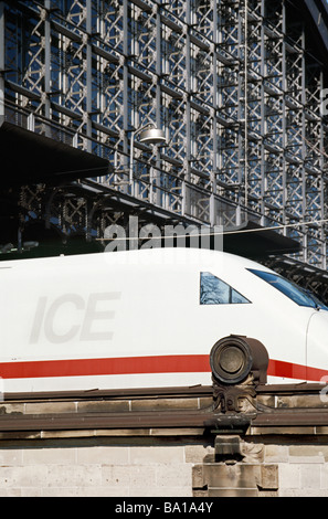 2. April 2009 - erste Generation ICE Highspeed-Bahnhof verlassen Dammtor in der deutschen Stadt Hamburg. Stockfoto