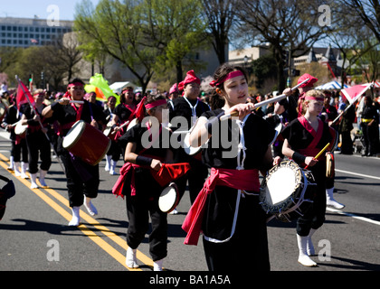 Junge weibliche Taiko Trommler in Parade - nationalen Kirschblütenfest Washington, DC USA Stockfoto