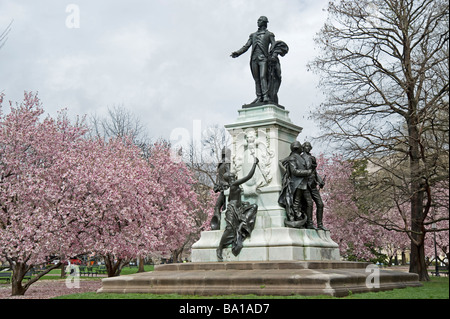 Rosa Frühlingsblumen blühen in der Nähe von Statue vom weißen Haus Washington DC USA Amerika Stockfoto