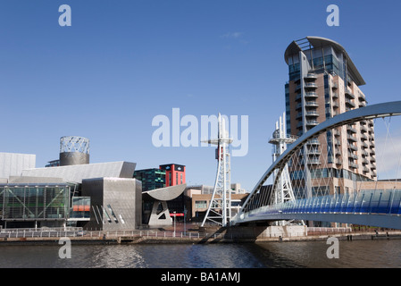 Lowry Millennium Fußgängerbrücke und Kunstgalerie in Manchester Ship Canal. Salford Quays größere Manchester England UK Großbritannien Stockfoto