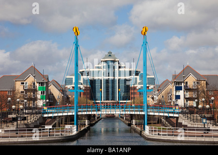 Salford Quays größere Manchester England UK Victoria Hafengebäude über Mariner Canal Fußgängerbrücke auf Manchester Ship Canal Stockfoto