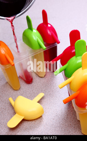 Herstellung hausgemachter Eis am Stiehl/Eis am Stiel Stockfoto