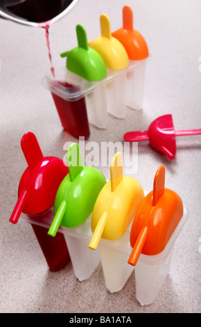 Herstellung hausgemachter Eis-lollies/Eis am Stiel Stockfoto