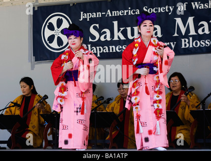 Japanische traditionelle Tänzerinnen in Kimonos - nationalen Kirschblütenfest, Washington, DC USA Stockfoto