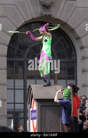 Ein Demonstrant tanzen bei den G20 Protesten in London Stockfoto