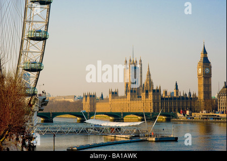 London Eye mit Big Ben im Hintergrund Stockfoto