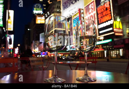 2 GLÄSER WEIN AM TISCH TIMES SQUARE MIDTOWN MANHATTAN NEW YORK USA Stockfoto