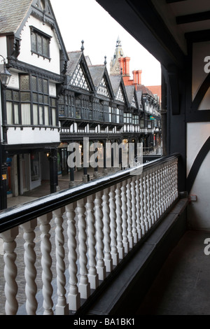 Ein Blick auf die Northgate Street Form der überdachten Tudor Zeilen, die über dem Straßenniveau in vielen Teilen der historischen Stadt Chester, England, Großbritannien Stockfoto