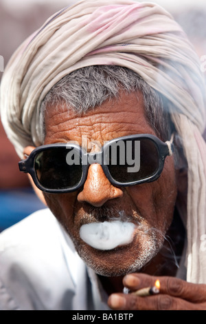 Ein indischer Mann raucht eine Zigarette Bidi bei einer politischen Kundgebung für BSP-Kandidaten Kumari Mayawati bei Palwal Haryana Staat Indien Stockfoto