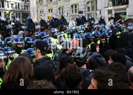 Bereitschaftspolizei zurückhalten Demonstranten bei den G20 Protesten in London Stockfoto