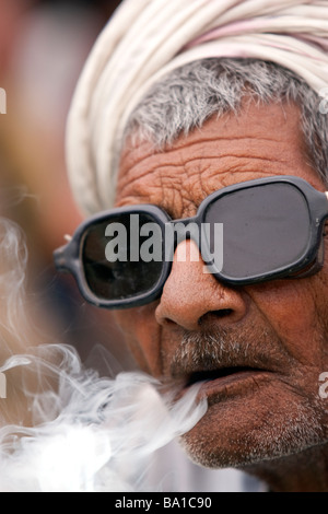 Ein indischer Mann raucht eine Zigarette Bidi bei einer politischen Kundgebung für BSP-Kandidaten Kumari Mayawati bei Palwal Haryana Staat Indien Stockfoto