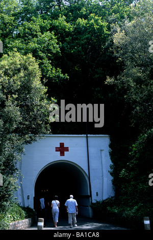 Besucher betreten die Jersey War Tunnels Komplex in Jersey, Kanalinseln Stockfoto