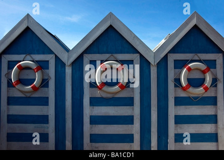 Drei blau lackiert und weißer Strand Hütten mit roten und weißen Lebensretter Stockfoto