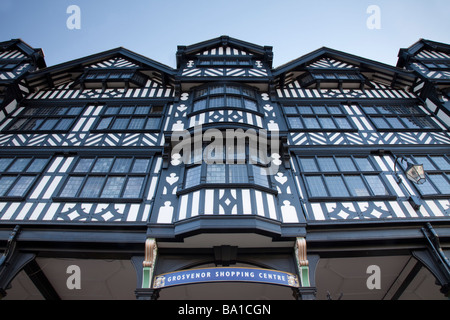 Eingang zum Grosvenor Shopping Centre von Bridge Street in der historischen Stadt Chester Stockfoto