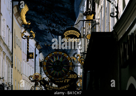 Dekorative schmiedeeisernen Zunftzeichen Shop hängen über die Fassaden der Gebäude in der Getreidegasse in der Salzburger Altstadt Stockfoto