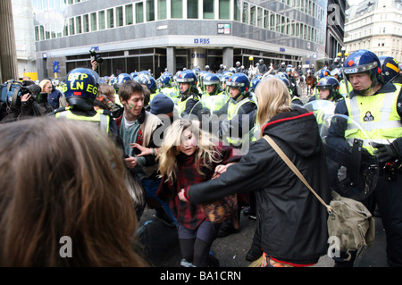 Ein Mädchen fällt als Riot Polizei kostenlos während der G20-Proteste in London Stockfoto