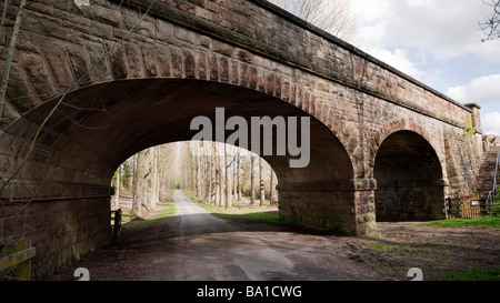 Eisenbahn Brücke über Straße Land Lane Fußweg Landschaft Stockfoto