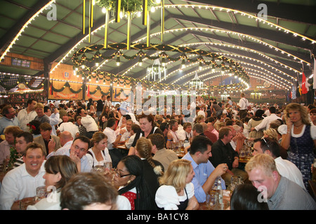 München, Deutschland - 16 Oktober: Menschen in Bierhalle Oktoberfest 16. Oktober 2007 in München. Stockfoto